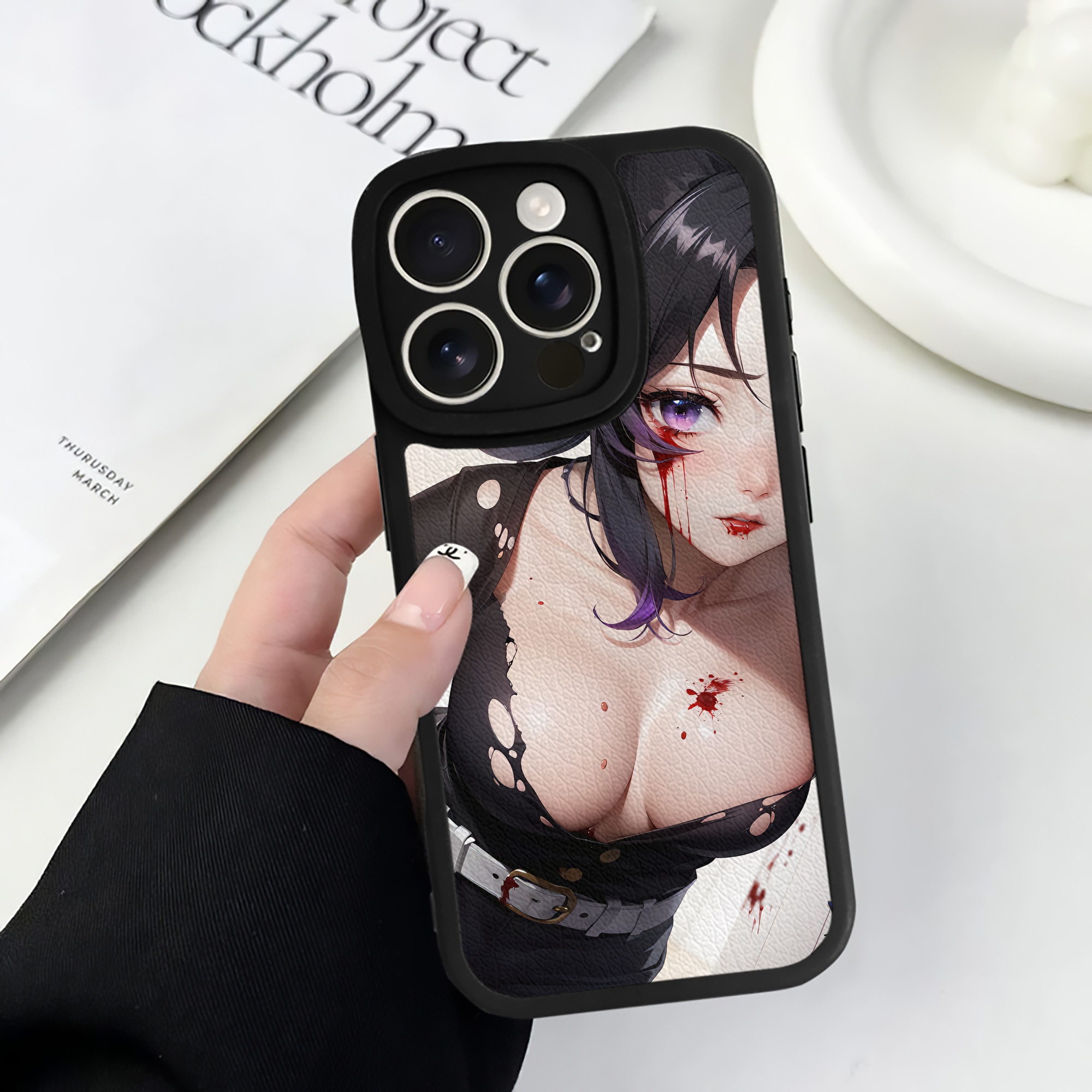 （画像用） 鬼滅の刃（きめつのやいば）蟲柱-胡蝶 しのぶ／こちょう しのぶ Kochou Shinobu 【iPhone 16シリーズ対応】シリコンスマホケース（レザー調） 材質：シリコン